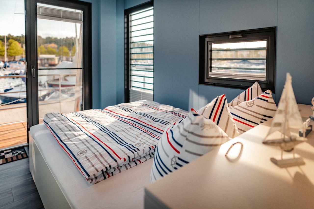 Hausboote Und Ferienhaeuser Marina Muecheln Mucheln Exteriér fotografie